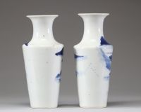Chine – Paire de vases en porcelaine bleu blanc à décor de paysages, marque Kangxi