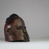 Très intéressant casque heaume de la région du Kwango. On peut y voir une interconnexion avec les différents styles de la région comme les Mbala, les zombo, les kwese. RD Congo. Bois, très belle patine. H : 30 cm . Collecté sur site par A.S., St Idesbald, début des années 1950
