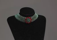 Christian DIOR - Collier ras de cou vintage en métal argenté et pierres en verre de couleurs rouges et vertes, signé et daté de 1960.