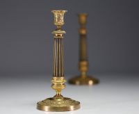 Paire de bougeoirs en bronze doré au décor de vignes et colonne dorique, Empire.