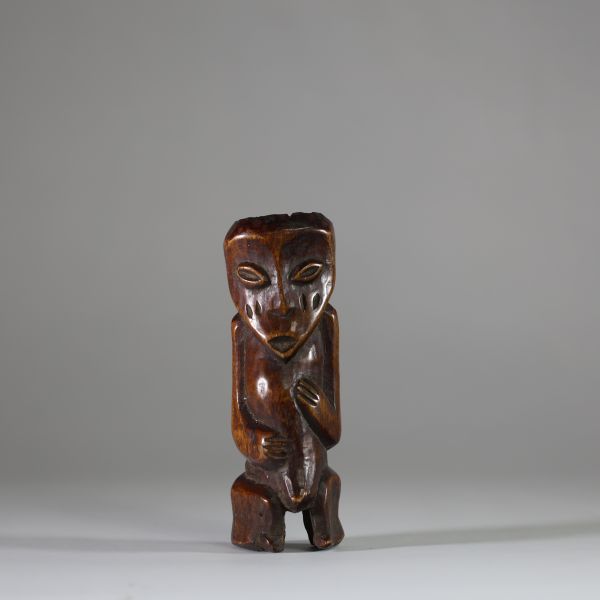 Figure du « Bwami » Lega, RD Congo, Os. Collecté sur site par A.S., St Idesbald, début des années 1950 . H : 18,5 cm