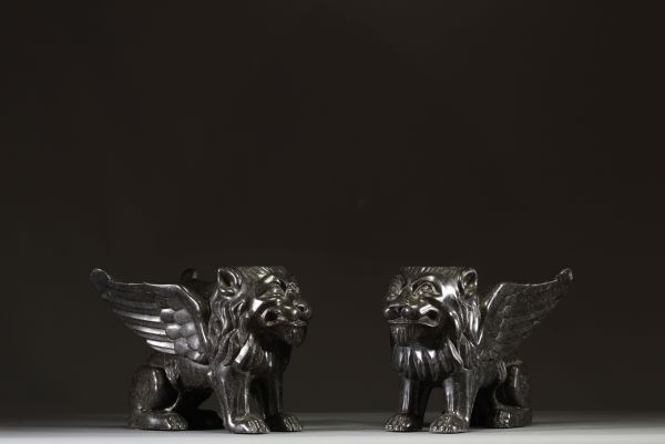 Paire de Lions de Venise en pierre sculptée, socles ou éléments de cheminée (?) 