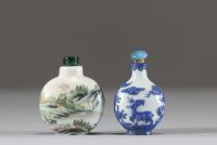Chine – Paire de flacons tabatières en porcelaine, décor famille rose et bleu et blanc, XXe siècle Le premier flacon en porcelaine émaillée polychrome, dit « famille rose », est orné d’un délicat pays