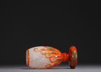 CHARDER - Vase en verre multicouche dégagé à l'acide à décor de fougères, signé dans le décor.