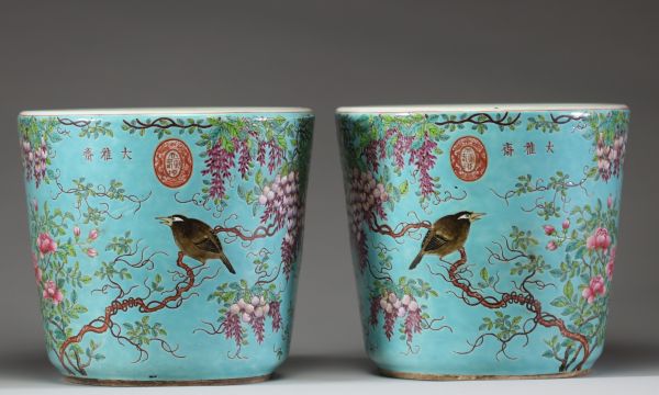 Élégante paire de cache-pots en porcelaine polychrome à fond turquoise, décorés de glycines et oiseaux, Chine, dynastie Qing, XIXe siècle