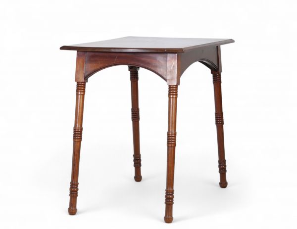 Gustave Serrurier-Bovy (1858–1910) Petite table de salon – Vers 1900 Modèle documenté dans les dessins de Philippe Derchain Cette petite table de salon en acajou, à l’esthétique sobre et chaleureuse, illustre parfaitement le retour au rustique caractéristique du langage formel développé par Gustave Serrurier-Bovy à la charnière du XIXe et du XXe siècle. Alliant fonctionnalité, simplicité des matér