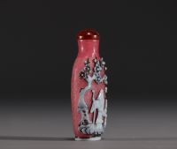 Chine - Tabatière en verre multicouche à décor d'un vieillard en d'un enfant, calligraphie au dos de la pièce.