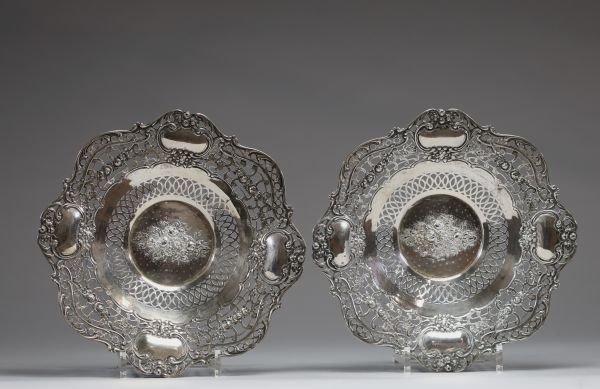 Paire de plats en argent massif ajouré et repoussé à décor floral et de volutes, XIXème.