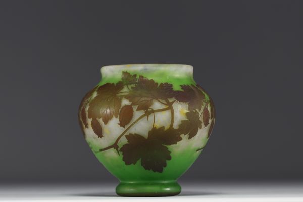 DAUM Nancy - Vase en verre multicouche dégagé à l'acide à décor de groseilles.