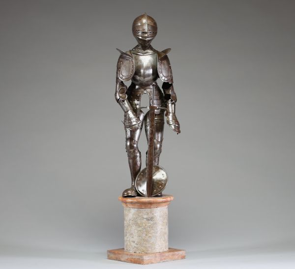 Modèle d'armure miniature de style Haute Époque en fer forgé et riveté sur socle en marbre, XIXème.