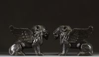 Paire de Lions de Venise en pierre sculptée, socles ou éléments de cheminée (?) 