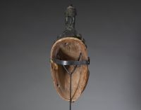Afrique - Masque Baoulé / Yaouré en bois sculpté surmonté d’un animal, Côte d’Ivoire, XXème.