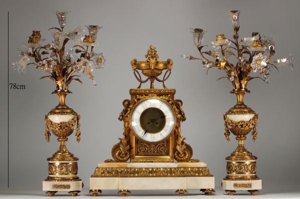 Imposante pendule et candélabres Louis XVI en bronze doré ciselé et marbre blanc.