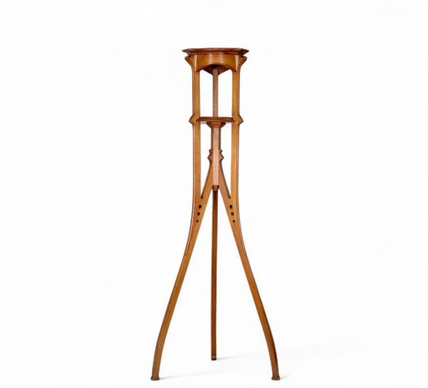 Travail Art nouveau belge – Sellette en bois blond  Élégante sellette en bois blond, typique de l’Art nouveau belge, caractérisée par une grande légèreté visuelle et une précision d’exécution remarquable. Chaque pied est orné d’une séquence de trois ouvertures circulaires, disposées de manière proportionnelle, du plus petit au plus grand – un motif répétitif et structuré qui renforce l’unité visue
