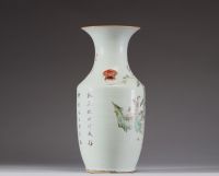 Chine - Vase en porcelaine à décor de courtisane, XIXe siècle.