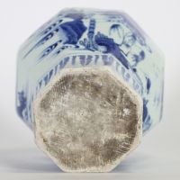 Vase balustre octogonal en porcelaine de Chine bleu blanc à décor de paysages fluviaux animés, époque Transition, milieu XVIIe siècle.