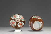 Chine - Pot couvert en porcelaine famille rose sur fond brun capucin à décor floral.