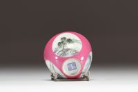 Chine - Petit bol en porcelaine polychrome famille rose, époque République, marque sous la pièce.
