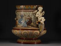 Villeroy & Boch  Mettlach - Imposante et rare jardinière en céramique à décor de personnages sur sa sellette en acajou. Vers 1900.