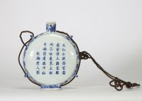 Chine, fin XIXe – Début XXe siècle. Gourde en porcelaine bleu et blanc à décor de paysage et de poème de Li Bai, marque Qianlong apocryphe.