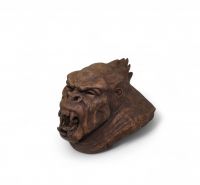 Chen M. – Sculpture en terre cuite “Tête de gorille rugissant”.