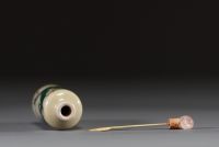 Chine - Ensemble de deux tabatières en porcelaine polychrome à décor de dragons, XIXème, marque sous les pièces.