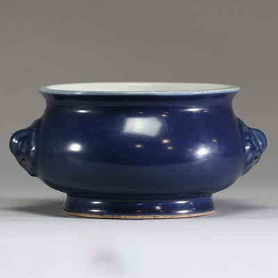 Chine - Brûle-parfum en porcelaine monochrome émaillée bleu, marque apocryphe Ta Ming JiaJing Nian Zhi, travail dans le goût de la dynastie Ming, XXème siècle  Brûle-parfum en porcelaine à glaçure ble