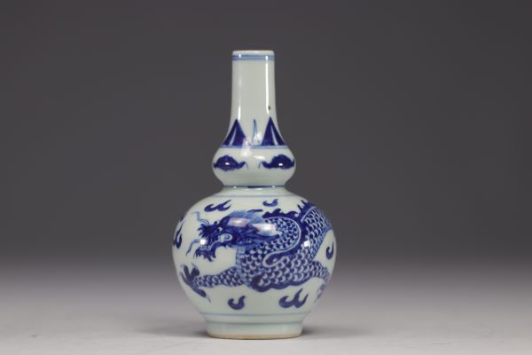 Chine - vase en porcelaine blanche et bleue à décor de 
