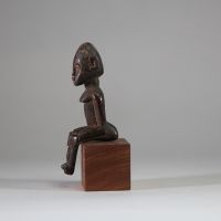 : Statuette Lobi, Burkina Faso. Bois. Jolie statuette en position assise. Très belle patine. H : 17,5 cm . Ex collection privée Amsterdam. Sur socle.