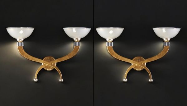 Paire d'appliques en verre de Murano sur monture en laiton doré et argenté.