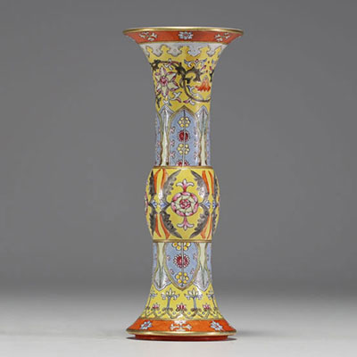 Chine - Vase Gu en porcelaine polychrome à décor floral, marque au bleu sous la pièce.