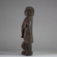 Statuette féminine rituelle Mossi, Burkina Faso, Bois dense et lourd, ancien, à patine sèche, scarifications faciales et abdominales, crête sagittale, seins tombants, bras rigides, mains ouvertes en éventail. Le visage est très expressif . H: 47 cm. Ex collection privée Amsterdam.