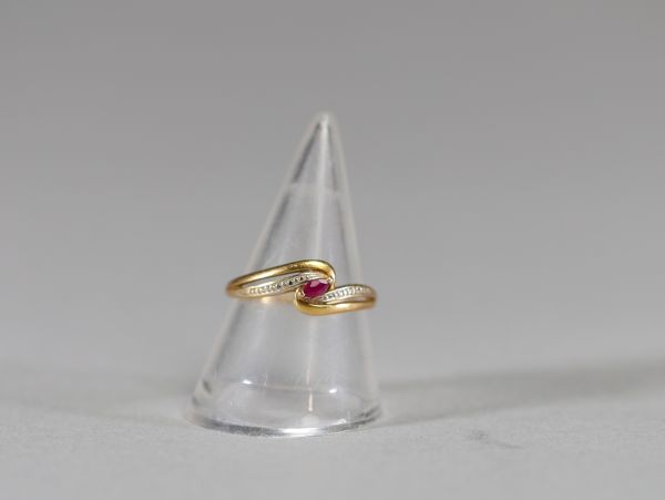 Bague en or jaune 18ct sertie d'un rubis taille marquise, 1,2gr.