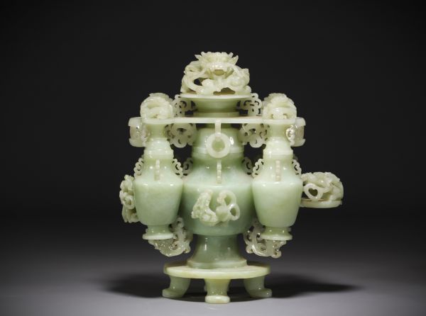 Chine - Grande sculpture en jade représentant des pots couverts à décor de dragons.