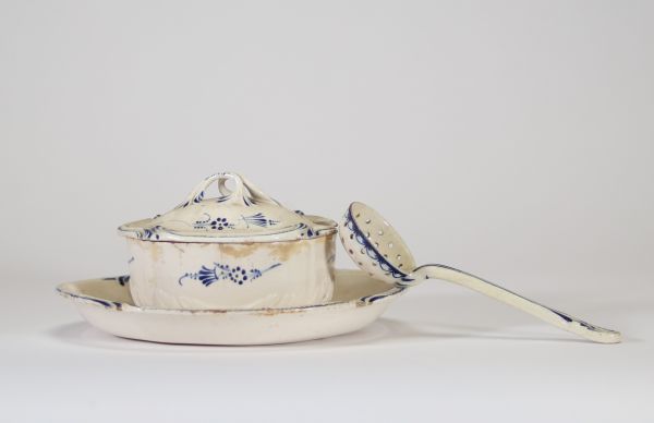 Boch Frères, Luxembourg, fin XVIIIe – début XIXe siècle Rare ensemble de table composé d’un sucrier ovale couvert et d’une saupoudreuse assortie en faïence fine à décor imprimé bleu sous couverte. Le sucrier présente un couvercle bombé orné de rinceaux stylisés dits « à la brindille »