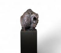 Chen M. – Sculpture en terre cuite polychrome “Tête de babouin”.