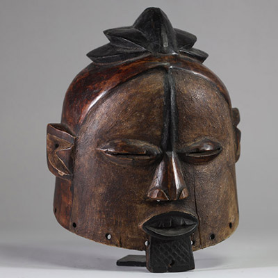 Très intéressant casque heaume de la région du Kwango. On peut y voir une interconnexion avec les différents styles de la région comme les Mbala, les zombo, les kwese. RD Congo. Bois, très belle patine. H : 30 cm . Collecté sur site par A.S., St Idesbald, début des années 1950