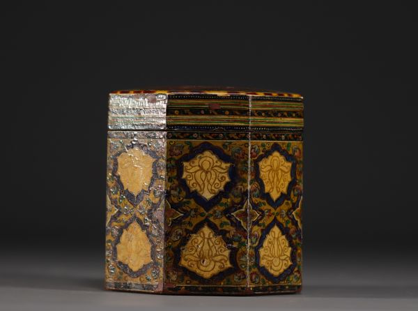 Perse - Boite à thé en bois laqué et peint, art Qajar, XIXème.