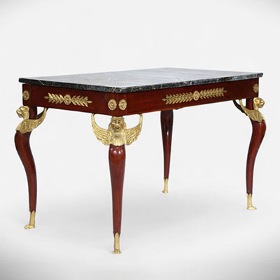 Bureau d'appoint de style Empire en acajou, marbre et bronze doré.