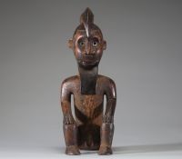 Afrique RDC - Statue Bembé en position assise en bois sculpté, belle patine d'usage, Congo RDC.