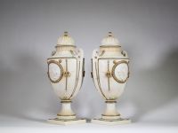 Paire de vases couverts en biscuit à décor d’angelots, XIXᵉ siècle