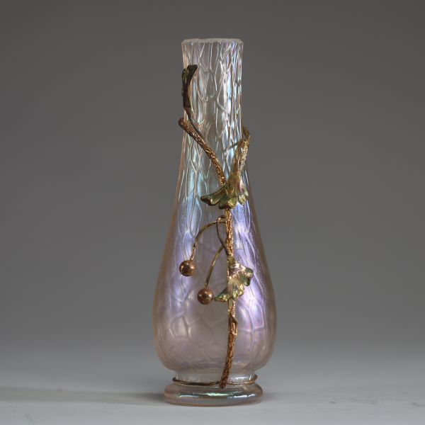 Vase Art nouveau en verre irisé et monture en laiton bronzé, dans le gout de Loetz.