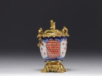 Tirelire en porcelaine de chine avec monture en bronze doré surmonté d'un écureuil du XVIIIe siècle