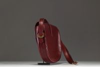 GUCCI - Sac vintage à bandoulière en cuir bordeaux, boucles en métal doré, signé.