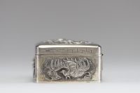 Chine - Boite argent massif repoussé et ciselé à décore de Phénix et de Dragon.