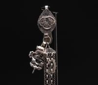 Magnifique grande chatelaine en argent, décorée de différentes breloques, poinçons des Pays-Bas et autres.