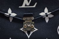 Louis VUITTON - Pochette Métis, sac à main bicolore en toile enduite monogrammée et finition en cuir de vachette naturel.