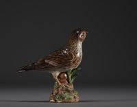 Meissen - Oiseau en porcelaine, marque aux épées sous la pièce.