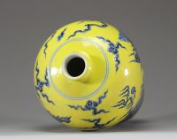 Chine – Vase de forme Meiping à décor de dragon impérial bleu sur fond jaune