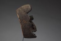 Afrique - Masque Gueré en bois sculpté orné de clous, Côte d’Ivoire, début XXème.
